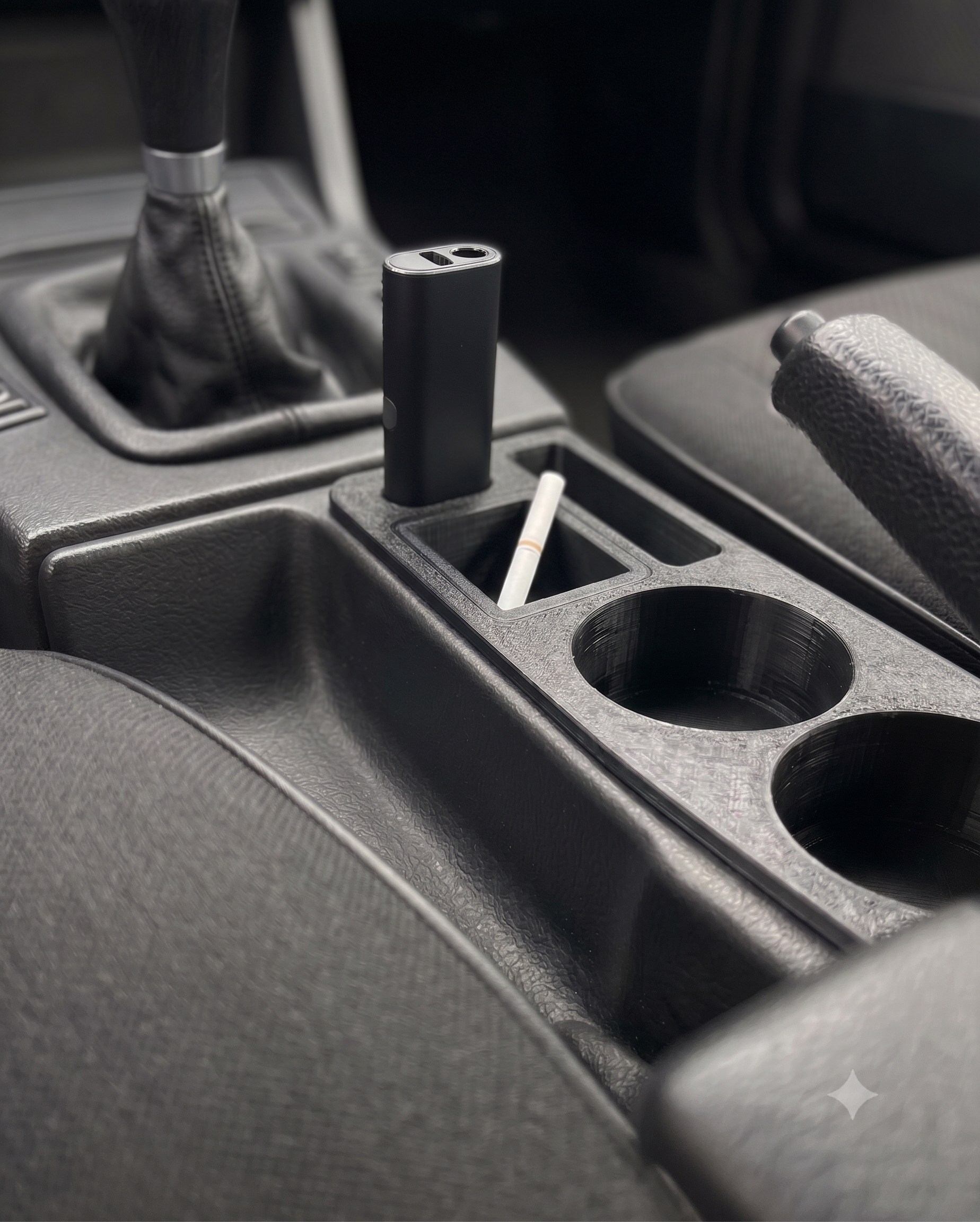 Getränkehalter eingebaut in BMW E30 Mittelkonsole neben Handbremse — Einbau-Beispiel, KI-Visualisierung auf Basis eines Originalfotos