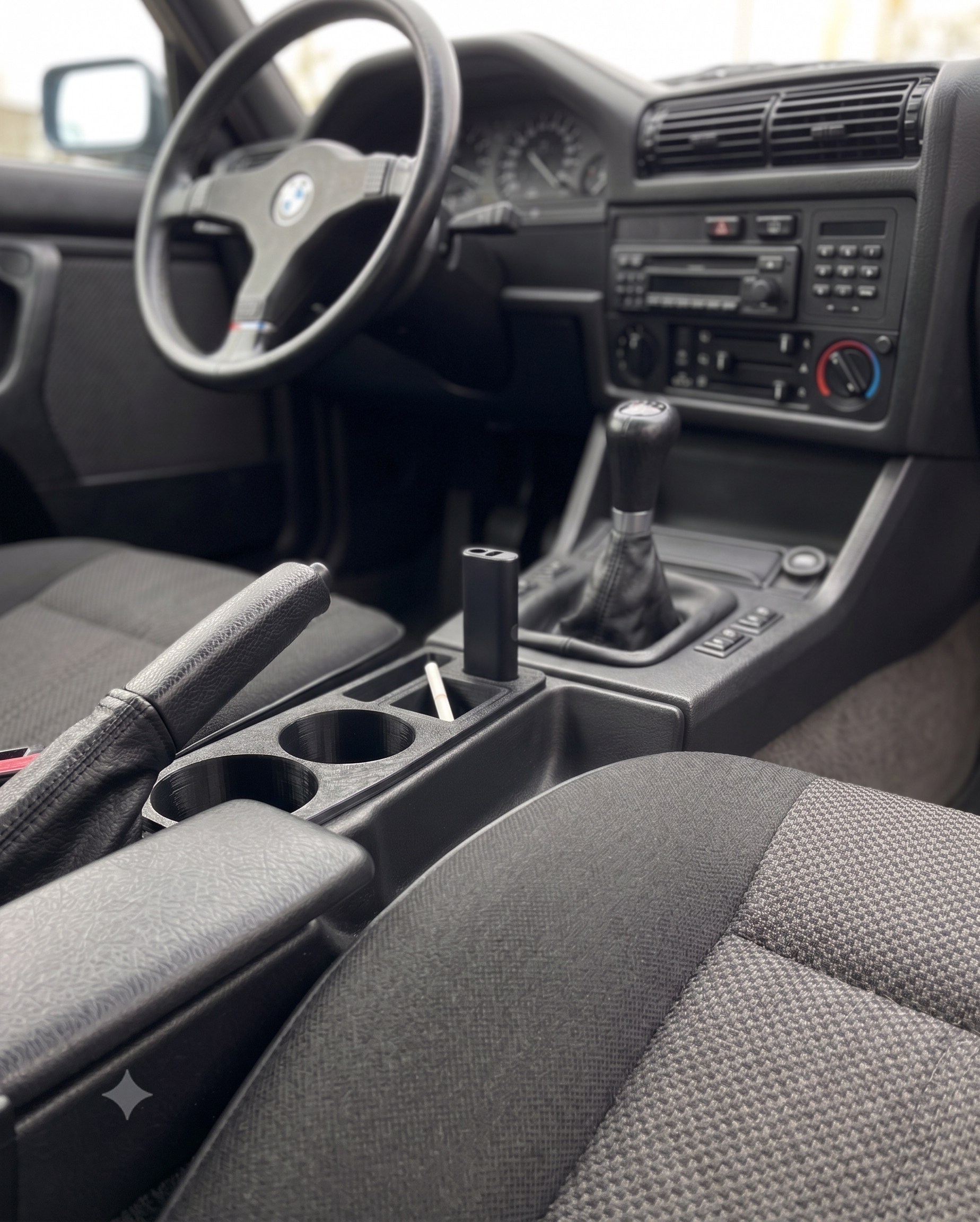 BMW E30 Cockpit mit eingebautem Getränkehalter in der Mittelkonsole — Einbau-Beispiel, KI-Visualisierung