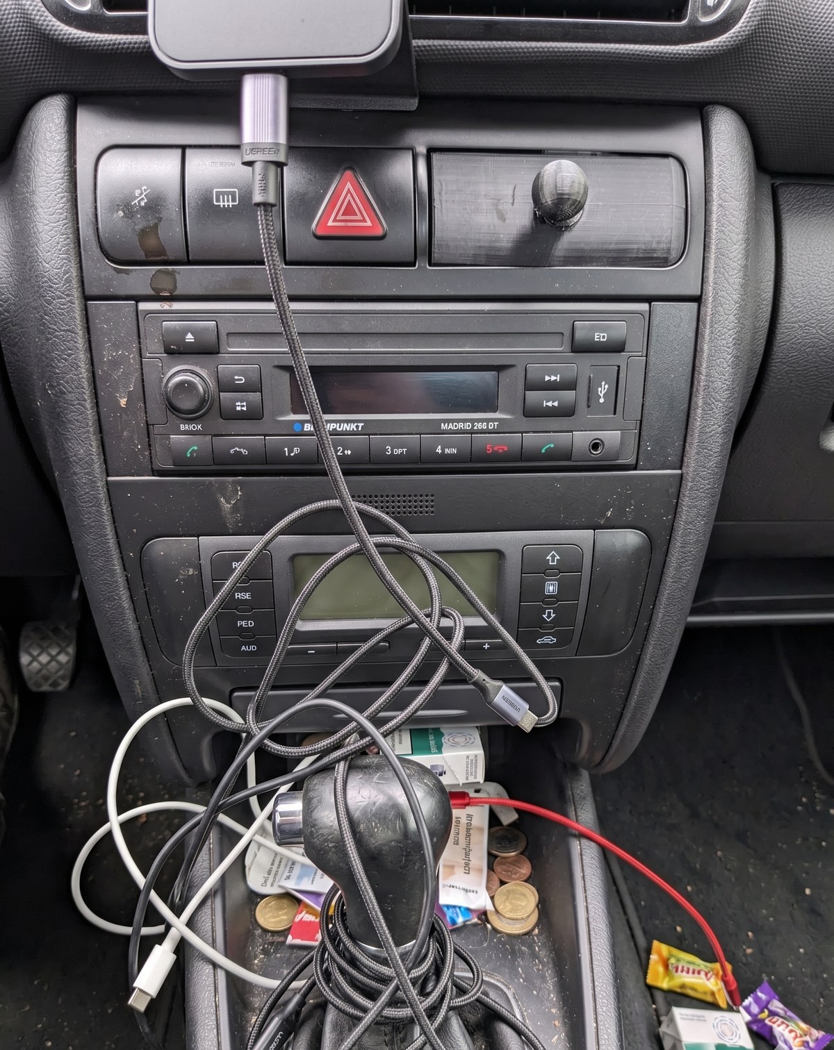 Vorher Kabelsalat im Auto